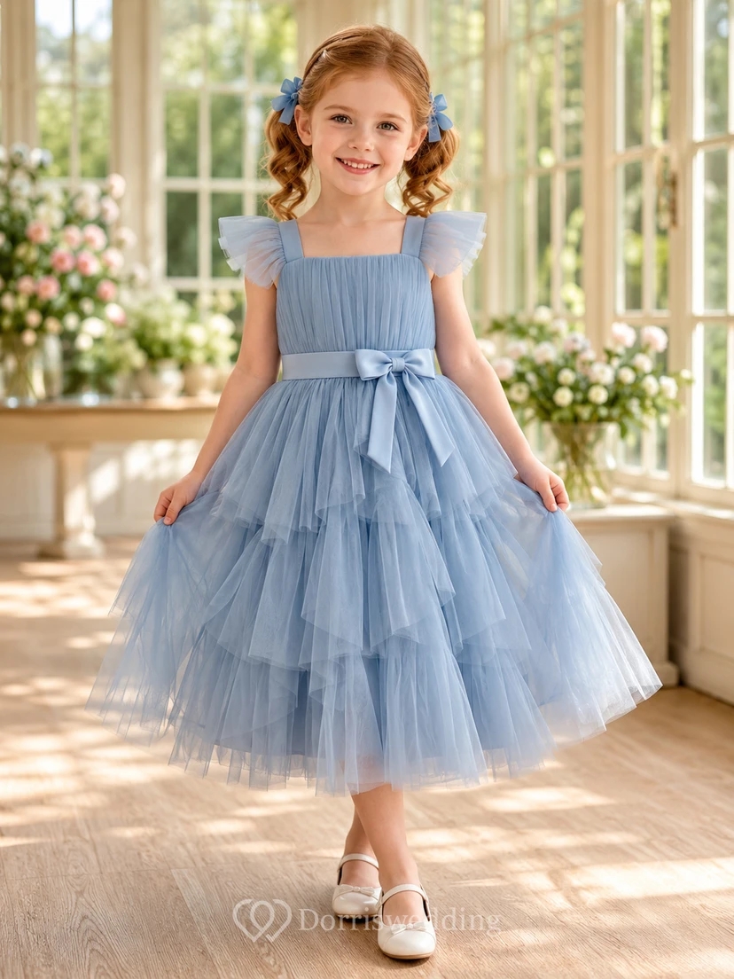 Gestuftes Tüllkleid in A-Linie für Blumenmädchen mit Schleife, kurzen Ärmeln, Rundhalsausschnitt, wadenlangem Rock und Schleifendetail.