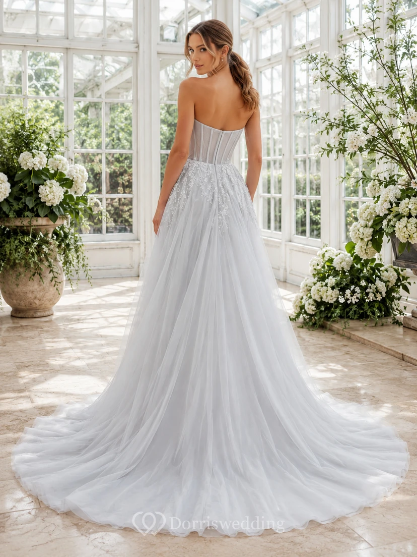 Robe de mariée romantique gris argenté sans bretelles, bustier en dentelle et tulle, coupe trapèze, robe de mariée romantique. view 2