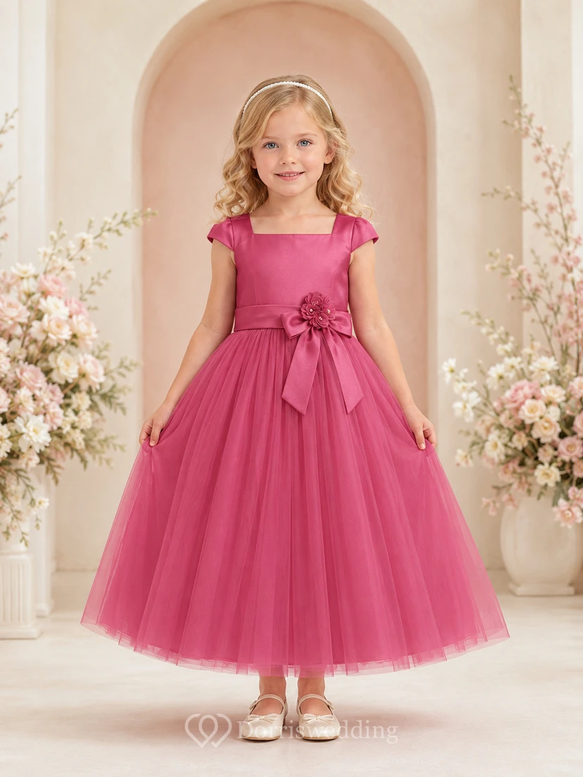 Robe de demoiselle d'honneur élégante en tulle rose framboise, coupe trapèze, sans manches, avec nœud et jupe à volants.