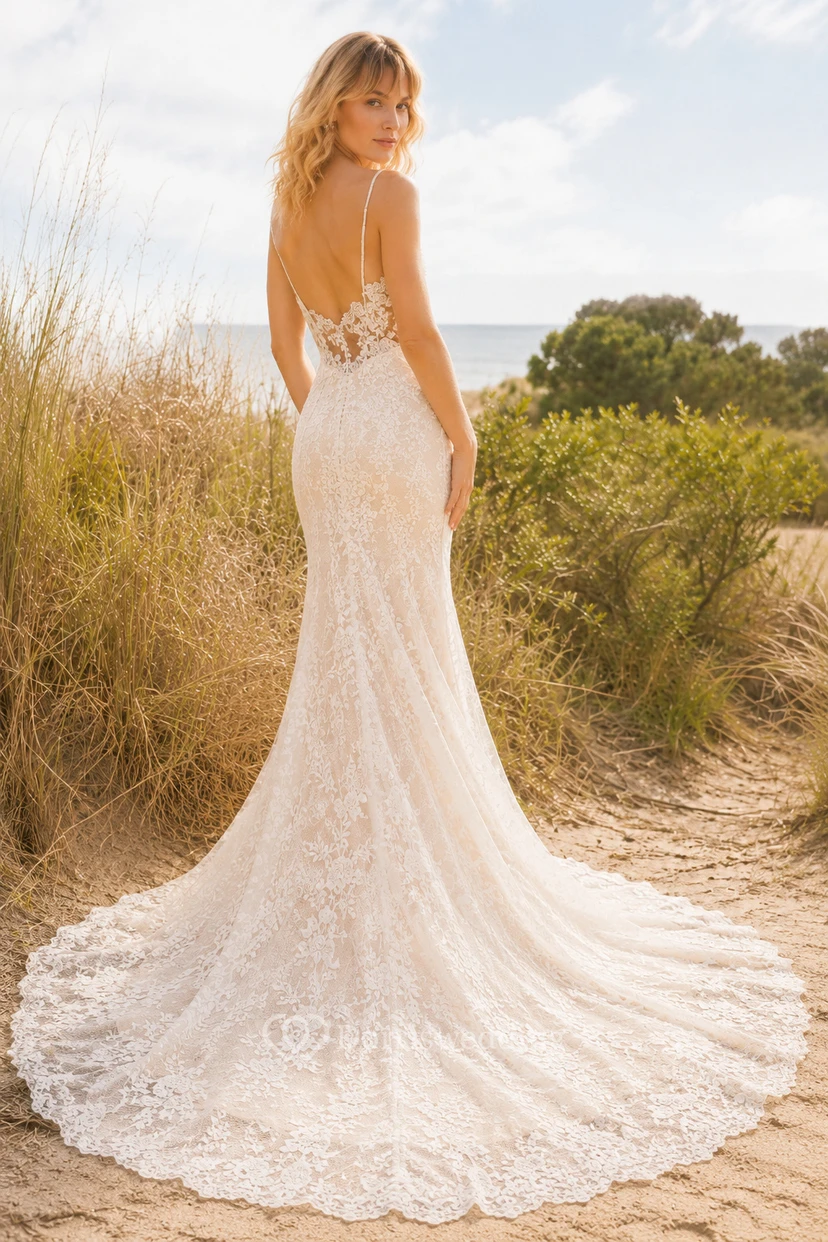Robe de mariée sirène en dentelle à fines bretelles, dos nu et traîne chapelle view 2