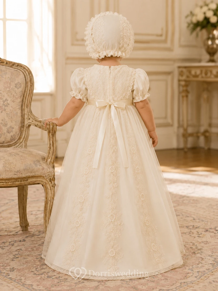 Vestido de satén y encaje de manga corta con corte en A, estilo vintage, para bautizo de bebé. view 2