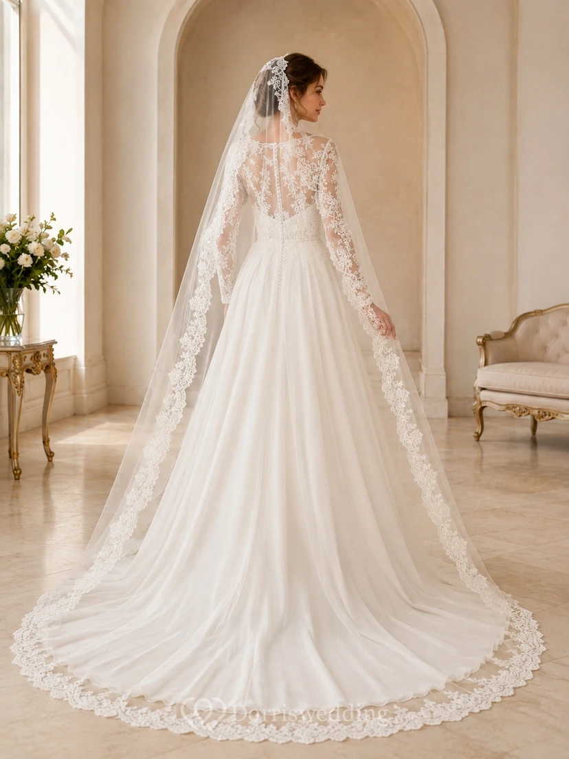 Vestido de novia de encaje con cola larga y corte en A view 2