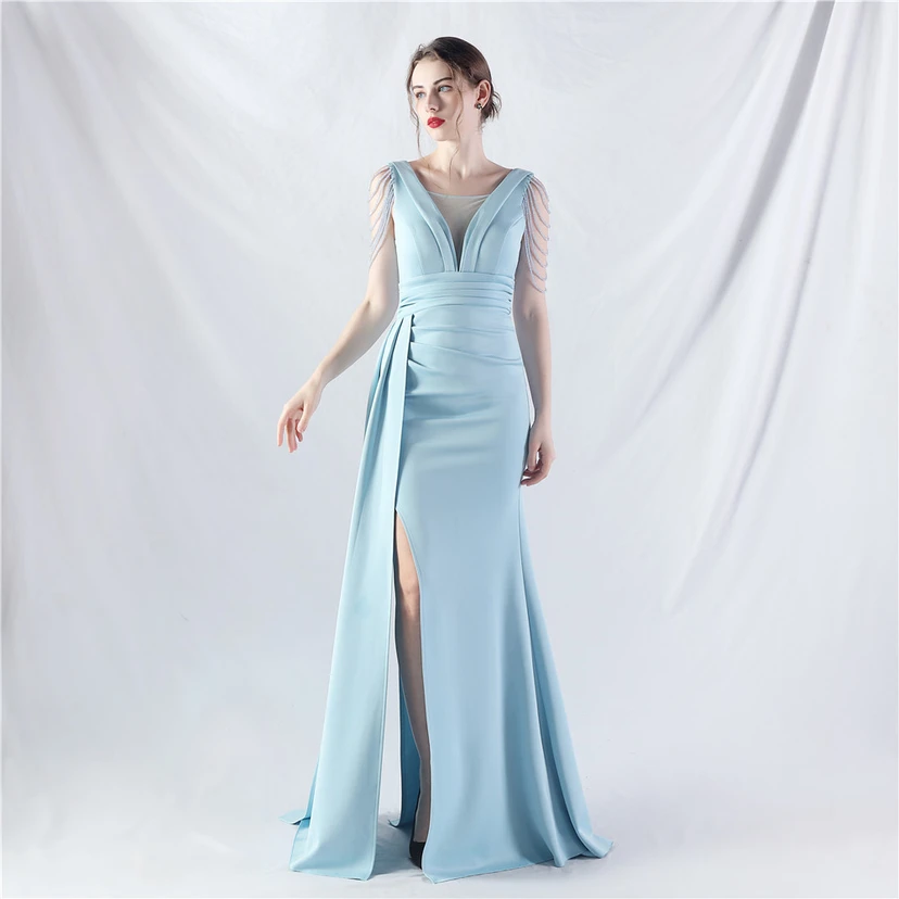 Ein Abendkleid aus insgesamt 8 Farben, gefertigt mit aufwendiger Satinfalttechnik und Perlenstickerei. view 20