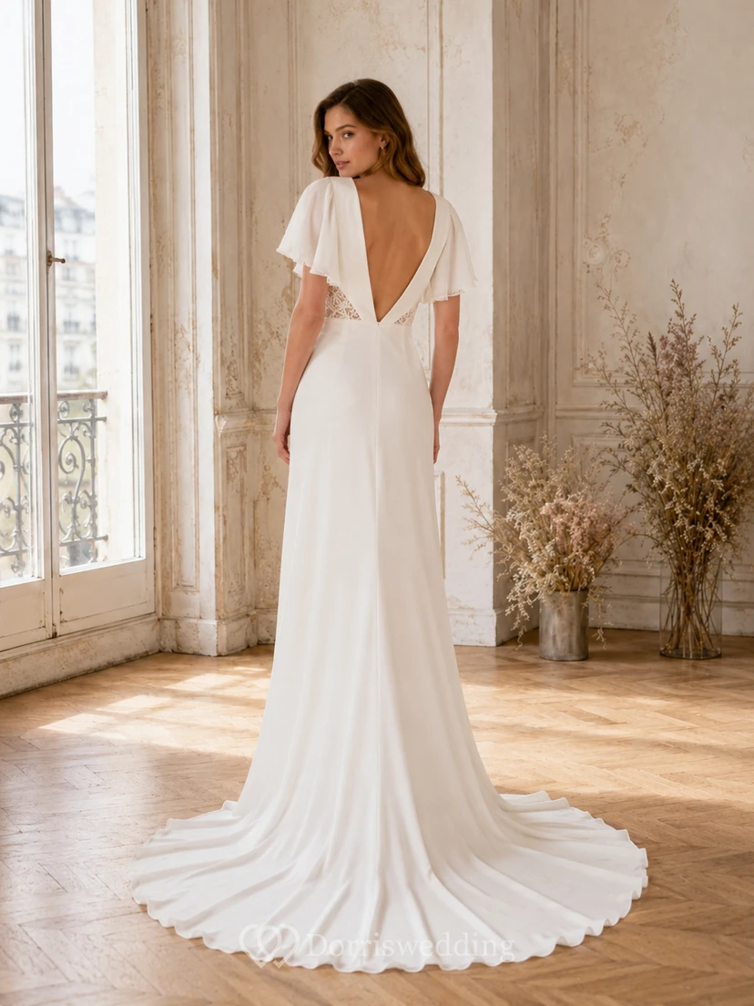 Robe de mariée minimaliste en mousseline classique, décolleté en V profond, manches papillon, coupe fourreau et traîne, idéale pour un mariage au bord d'un lac. view 2