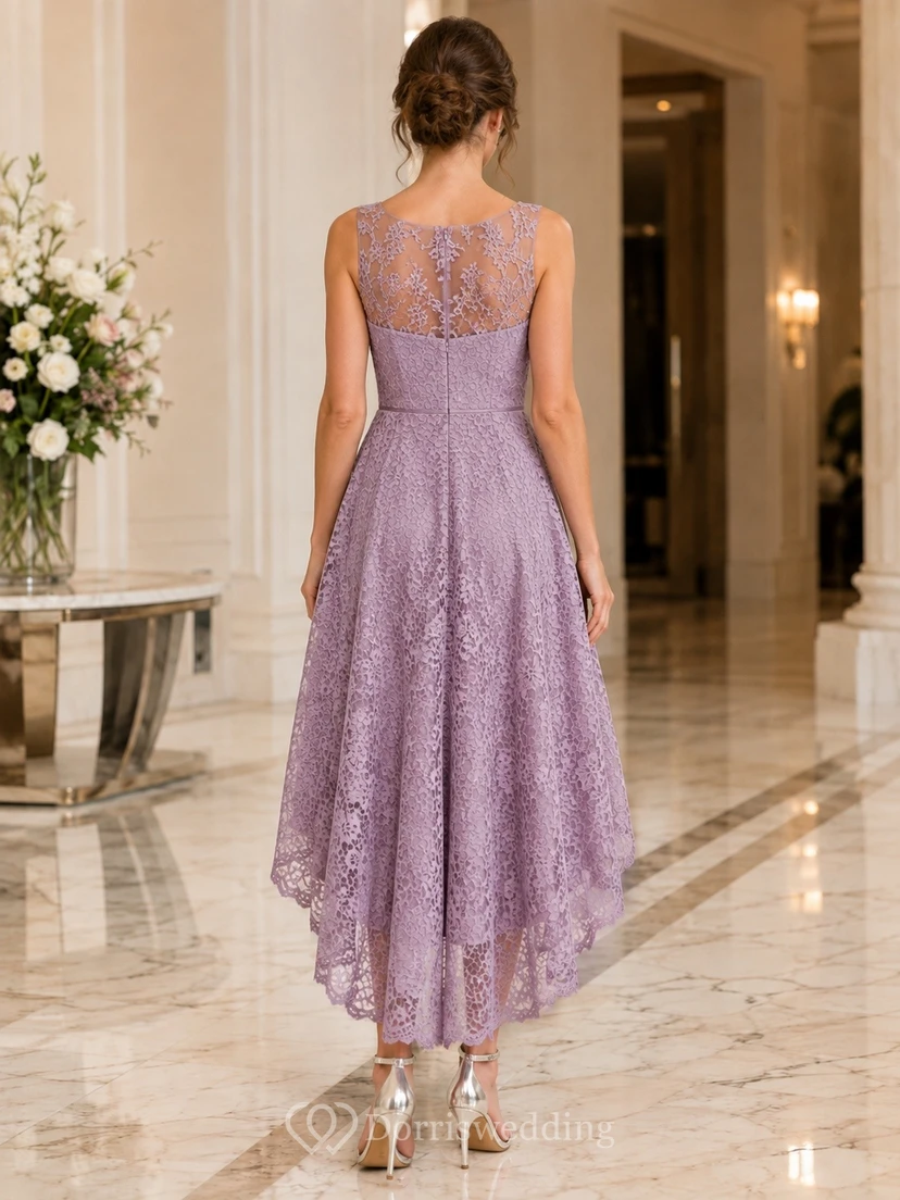 Robe d'invitée romantique en dentelle lavande, coupe trapèze, décolleté carré asymétrique, sans manches view 2