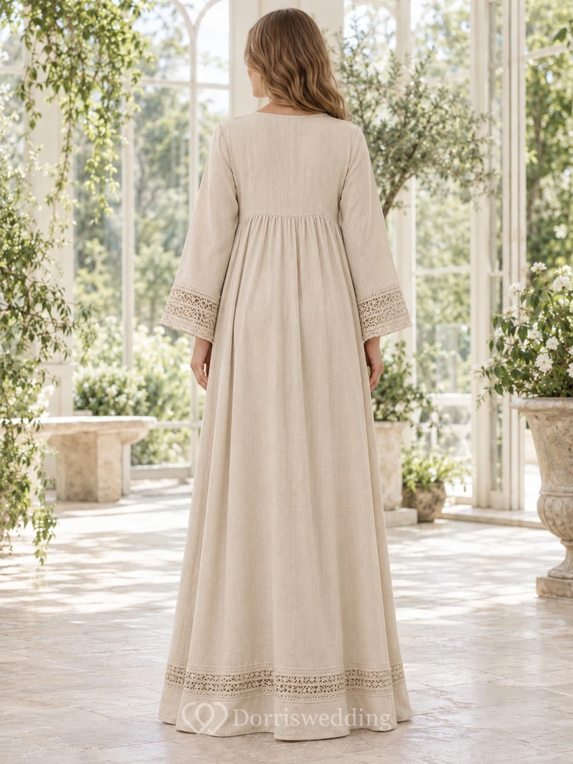 Robe abaya de maternité modeste à manches longues, couleur crème, plissée et ornée de dentelle. view 2