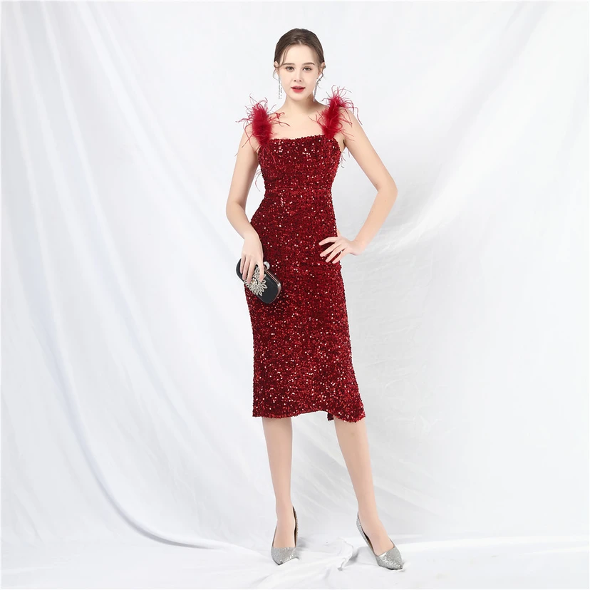 Handgefertigtes, perlenbesetztes Abendkleid aus Straußenfedern und Pailletten view 40