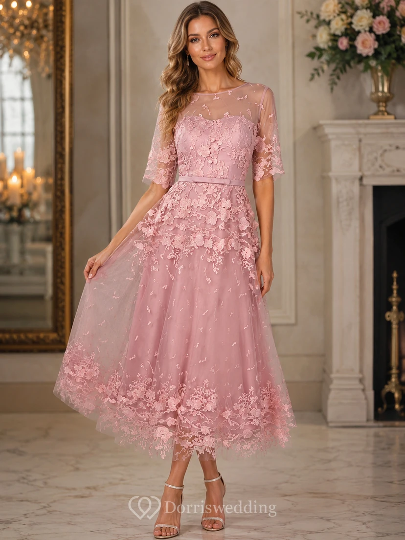 Robe trapèze en dentelle à manches courtes et col rond, avec ceinture.