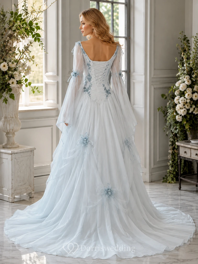 Robe de bal en mousseline de tulle, coupe trapèze, longueur au sol, traîne courte, manches longues et laçage au dos. view 3