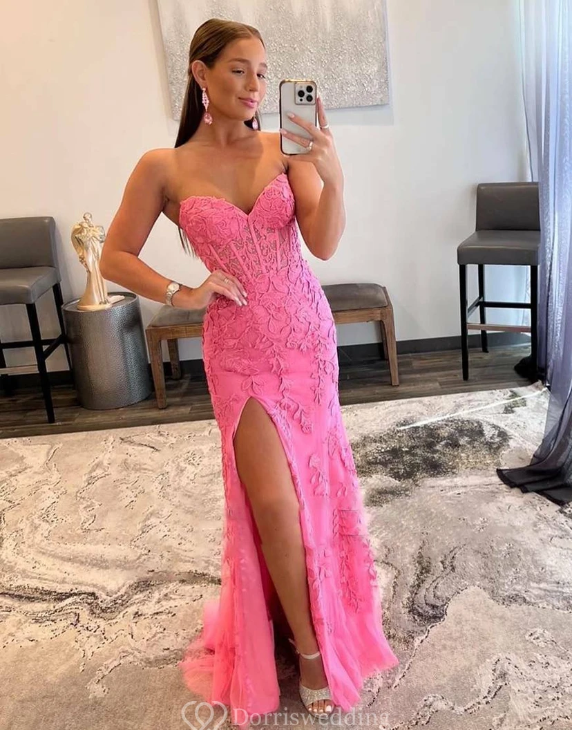 Vestido romántico de encaje rosa fucsia con superposición de tul.