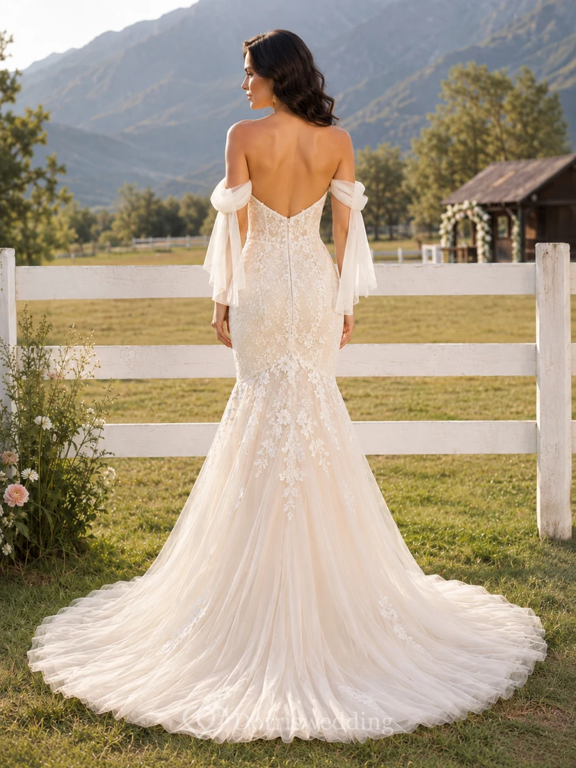 Robe de mariée sirène en tulle et dentelle champêtre, épaules dénudées, manches courtes, traîne chapelle, dos nu en V. view 2