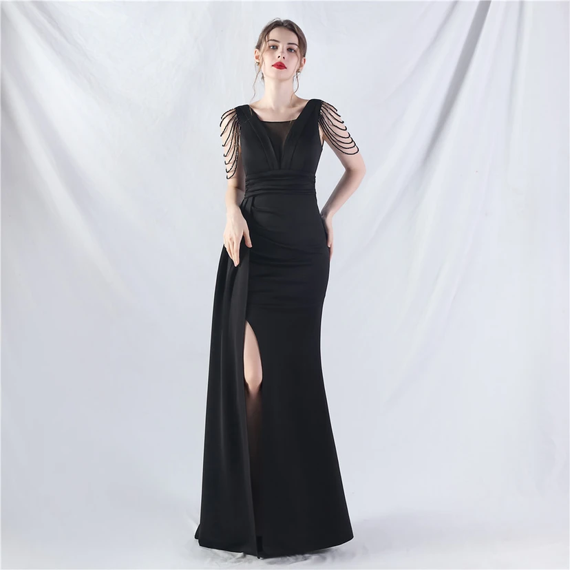 Ein Abendkleid aus insgesamt 8 Farben, gefertigt mit aufwendiger Satinfalttechnik und Perlenstickerei. view 64