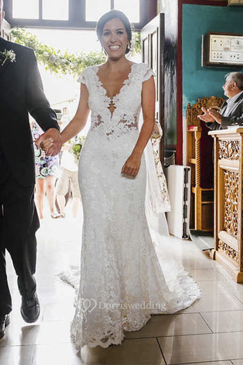Robe de mariée sirène élégante en dentelle, dos nu en tulle illusion, manches courtes et traîne courte.