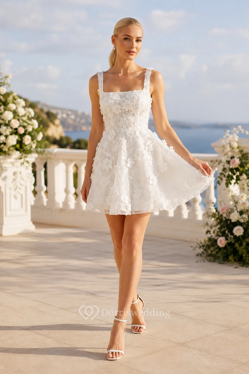 Minivestido de novia blanco de corte A con tirantes de encaje y escote cuadrado.