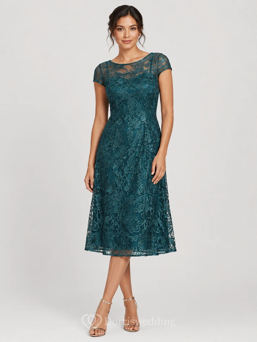 Robe de mariée trapèze en dentelle, longueur genou, manches courtes et décolleté bateau.