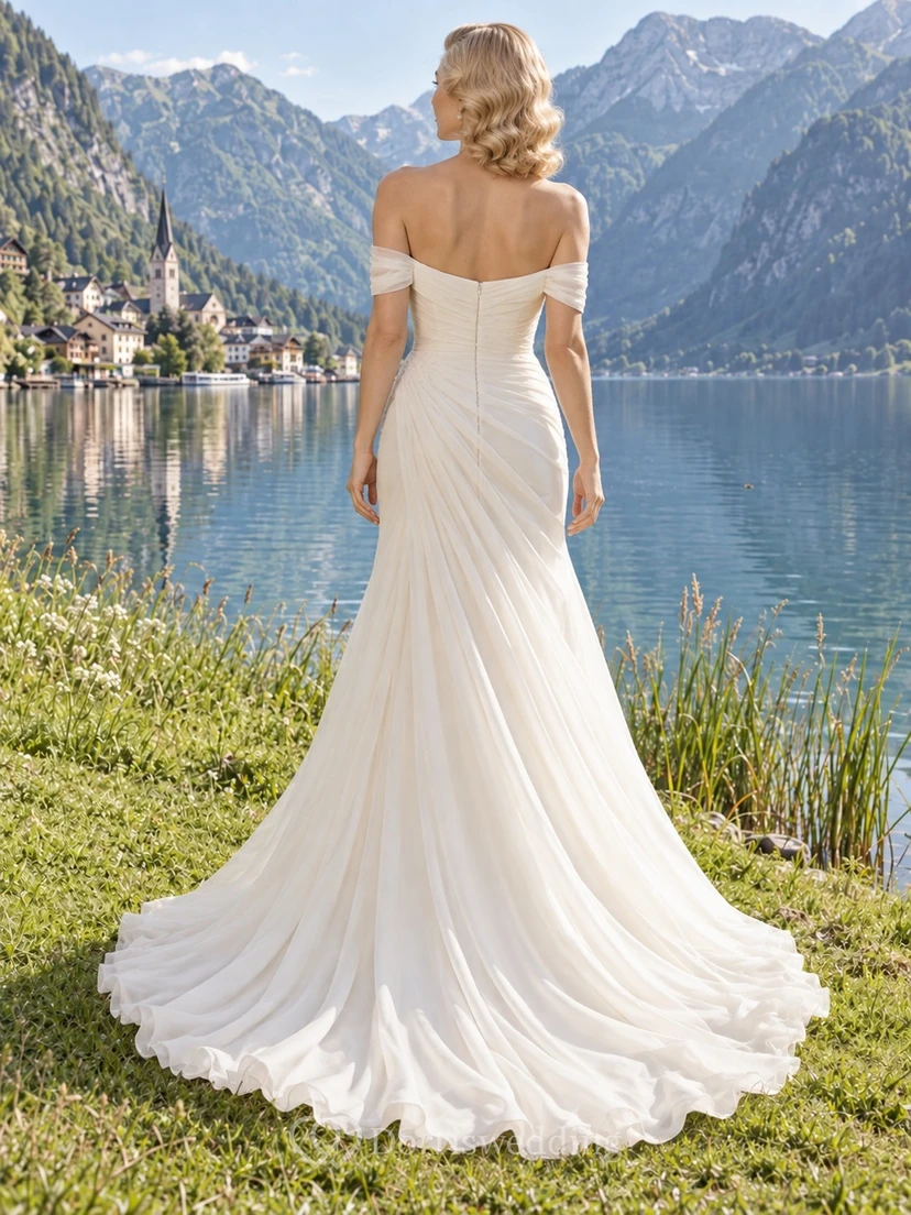 Vestido de novia sencillo de gasa satinada con hombros descubiertos, sin mangas, fruncido y cola larga view 2