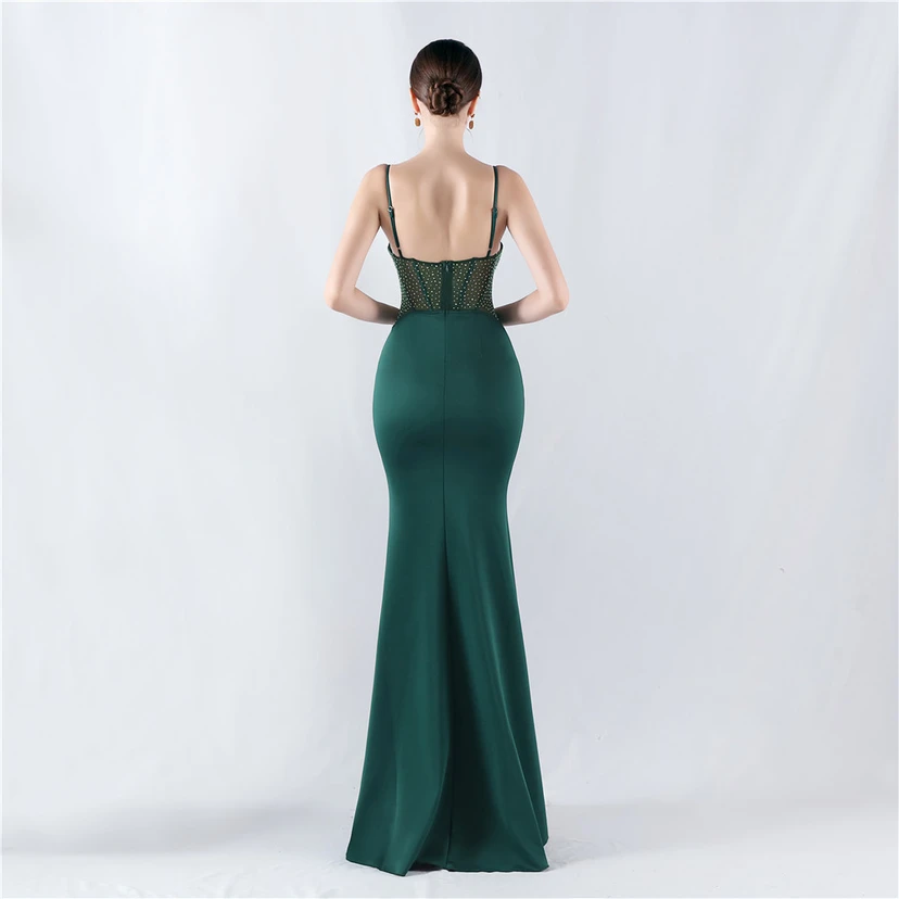 Gilet gainant en maille à motif diamant, robe de soirée sirène à bretelles fines et décolleté en V view 34