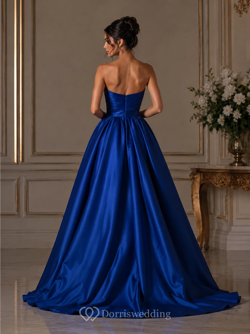 Vestido de fiesta de satén estilo princesa, sin tirantes, sin mangas y con pliegues, largo hasta el suelo. view 2