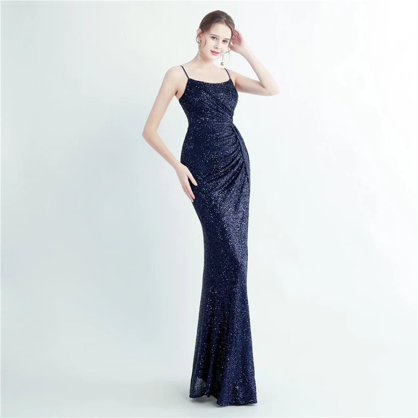 Robe de soirée longue à sequins haute densité, plissée, fendue sur le côté et à bretelles view 59