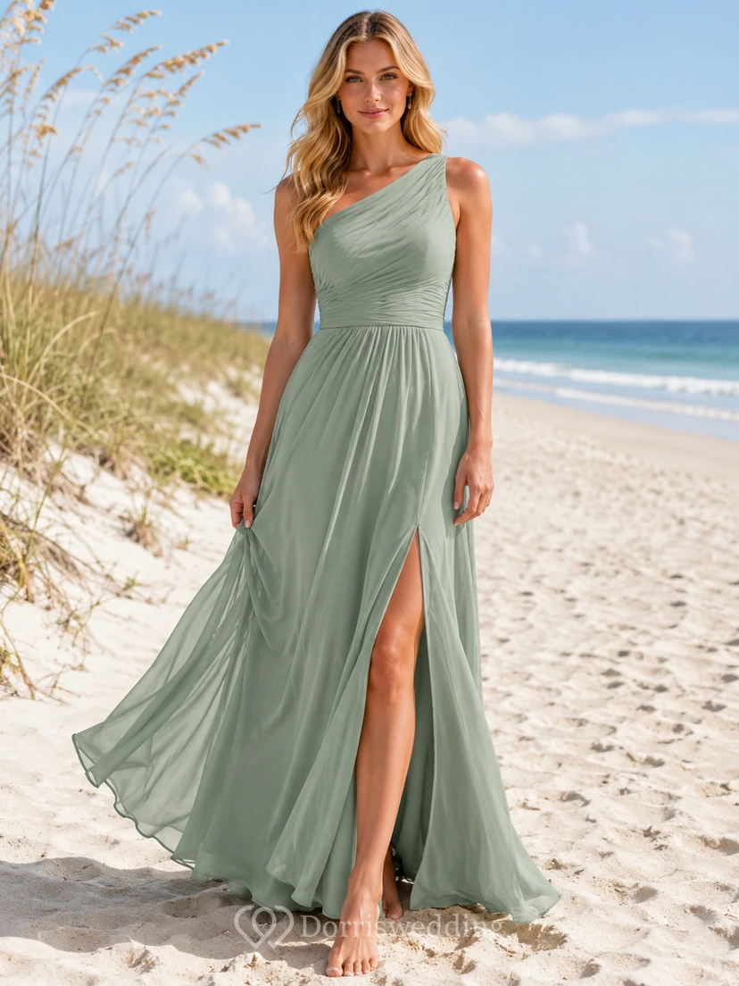Brautjungfernkleid aus Chiffon in A-Linie von Sage Beach mit ärmellosem One-Shoulder-Oberteil, bodenlangem Rock mit Schlitz und tiefem V-Ausschnitt am Rücken.