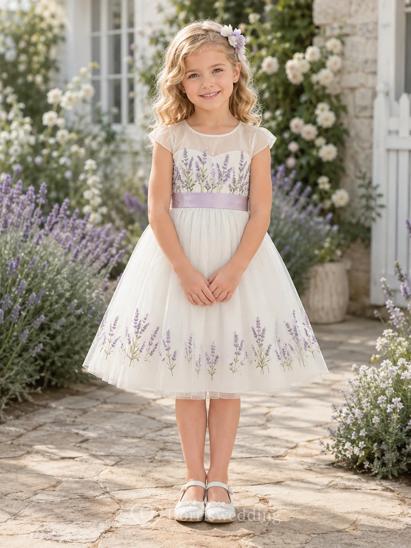 Robe de demoiselle d'honneur à motif brin de lavande, manches courtes, jupe trapèze en tulle brodé, ceinture à nouer et longueur thé.