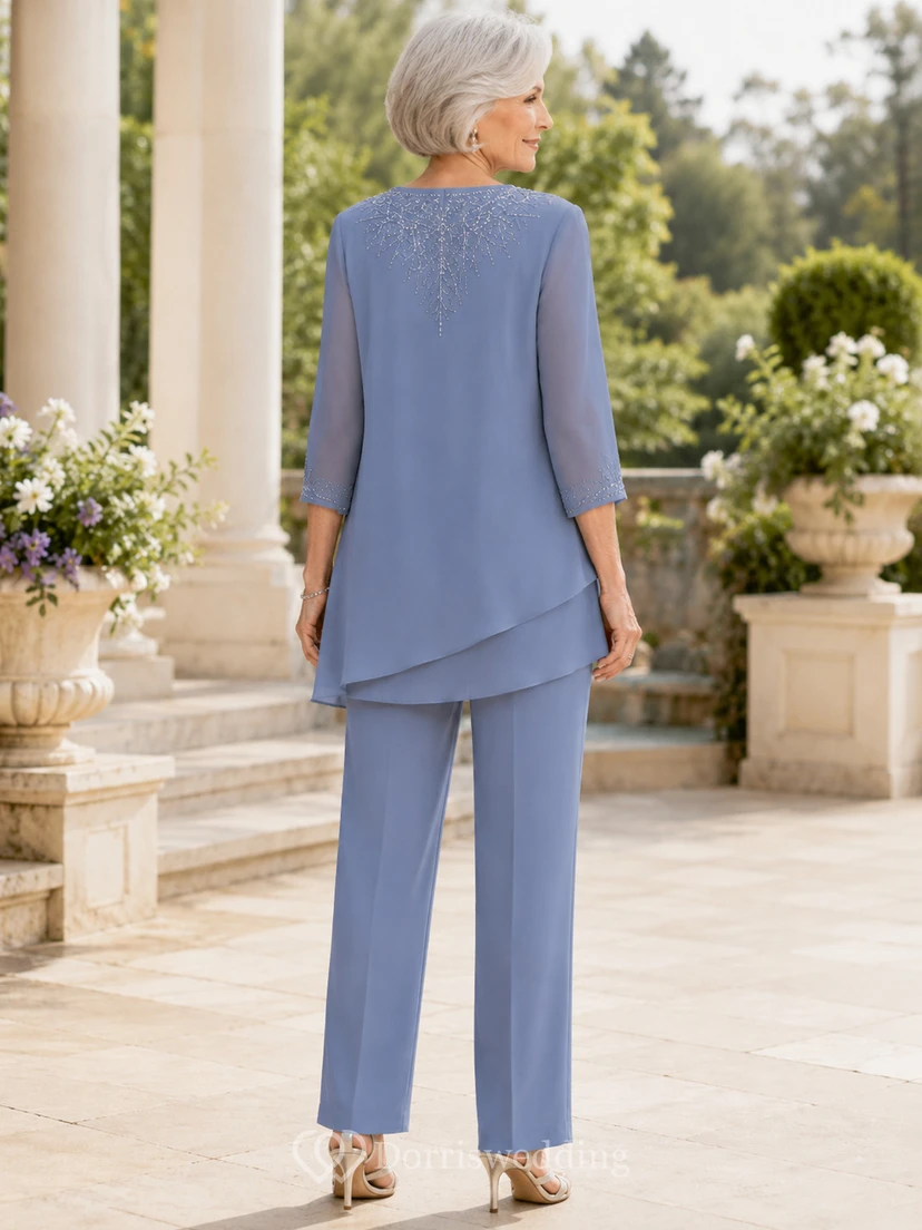 Stahlblauer, schlichter Chiffon-Hosenanzug mit asymmetrischem Perlenbesatz am Ausschnitt und Dreiviertelärmeln – ideal für die Großmutter der Braut. view 2