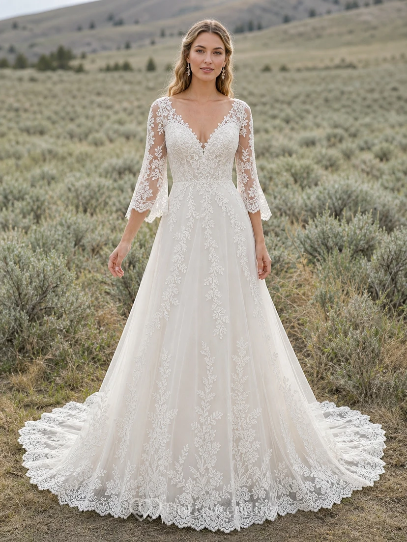 Vestido de novia romántico de corte A con escote en V y mangas tres cuartos, en encaje lavanda y cola catedral.