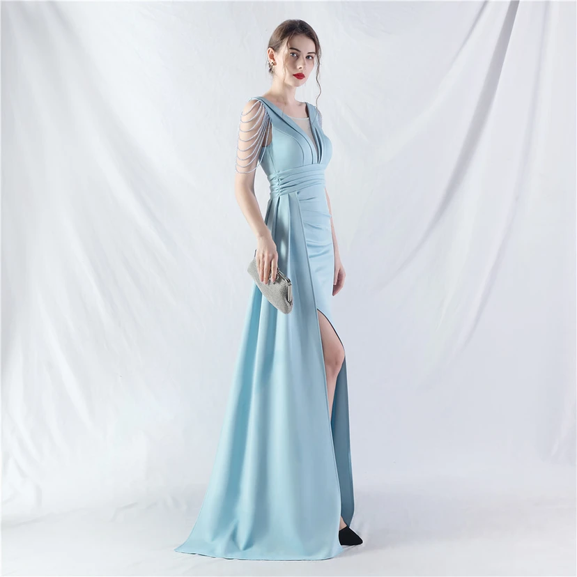 Ein Abendkleid aus insgesamt 8 Farben, gefertigt mit aufwendiger Satinfalttechnik und Perlenstickerei. view 23