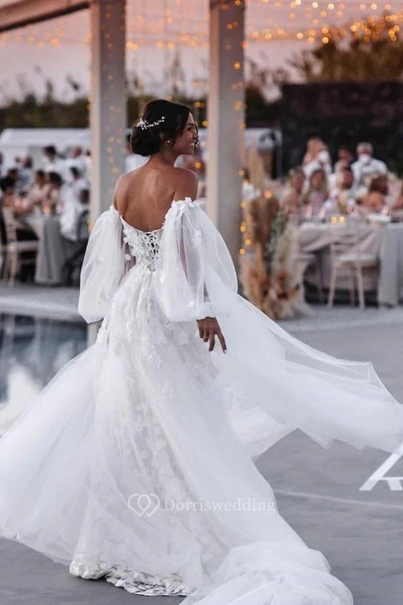 Fließendes, schulterfreies Meerjungfrauen-Hochzeitskleid aus Tüll mit Spitzenapplikationen view 2