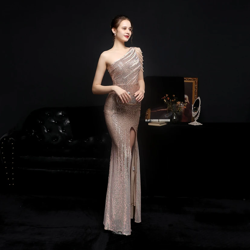 Robe de soirée longue et moulante à sequins colorés, confectionnée avec soin, idéale pour une célébrité ou une fête. Robe de mariée sexy et cintrée, confectionnée avec des paillettes colorées et lourdes. Robe de mariée longue et moulante, parfaite pour une occasion spéciale. view 43