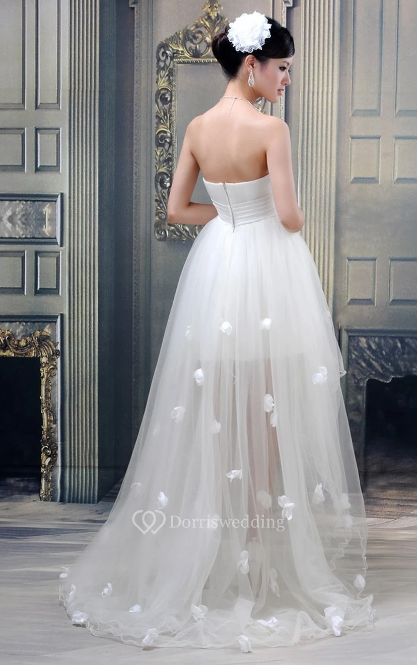 Wunderschönes, trägerloses Tüllkleid mit asymmetrischem Saum, Schleife und Blume view 2