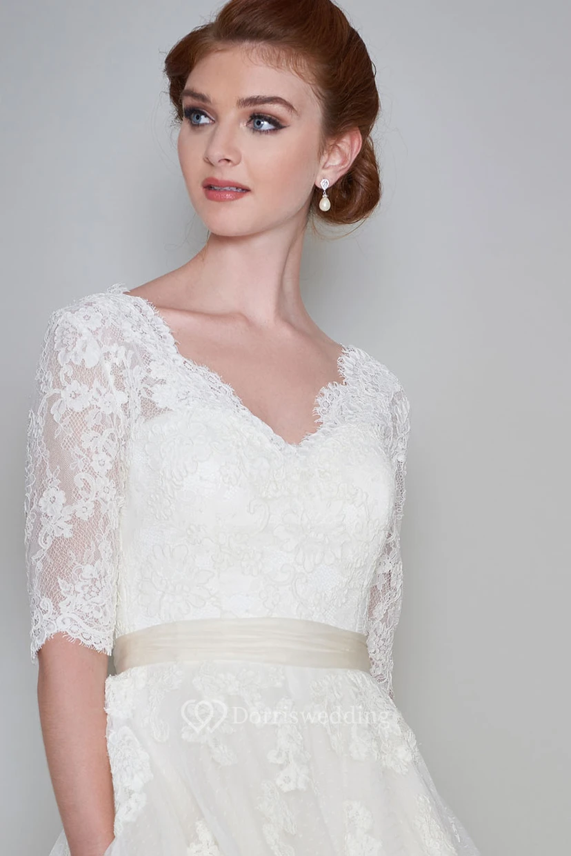 Robe de mariée courte en dentelle et organza, manches mi-longues, longueur cheville, ornée d'appliqués. view 3