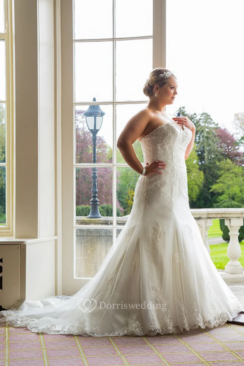 Brautkleid mit Schnürung und herzförmigem Ausschnitt aus Spitze