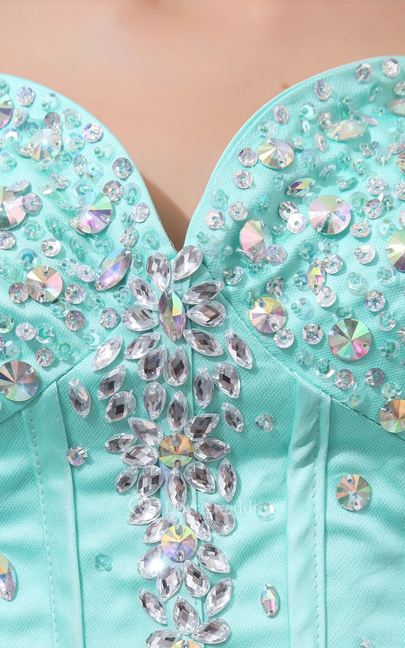 Robe de bal trapèze décolletée en cœur, ornée d'un corsage perlé et d'un jupon en tulle. view 3