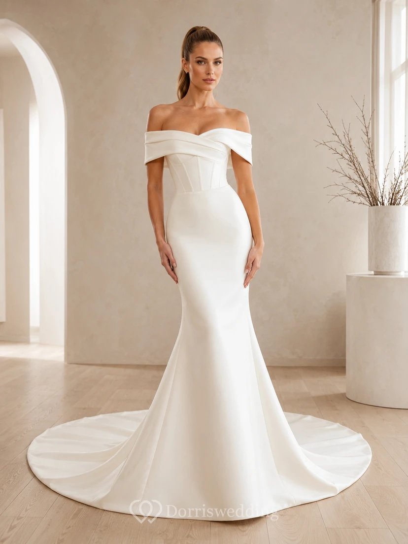 Robe de mariée sirène en satin poli, épaules dénudées, manches courtes, traîne chapelle, minimaliste, pour une cour intérieure.