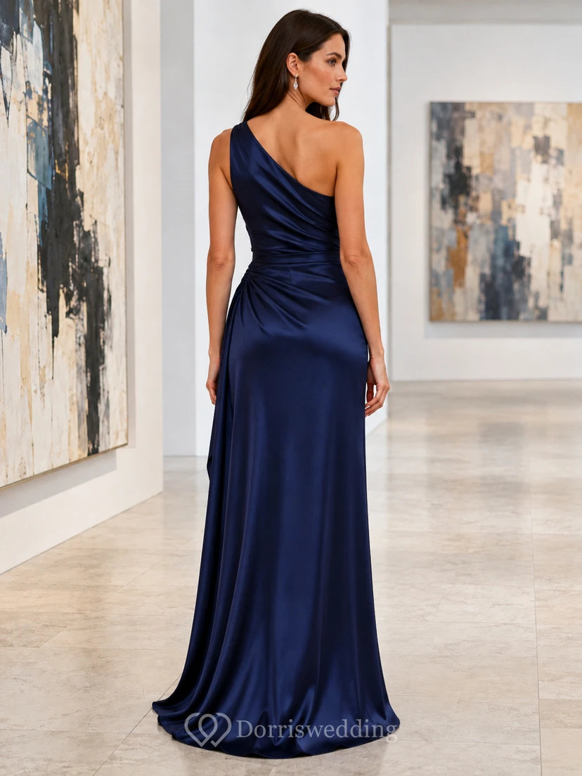 Dunkelblaues, einseitig schulterfreies, drapiertes und gerafftes Etuikleid aus Satin – formelles Abendkleid view 2