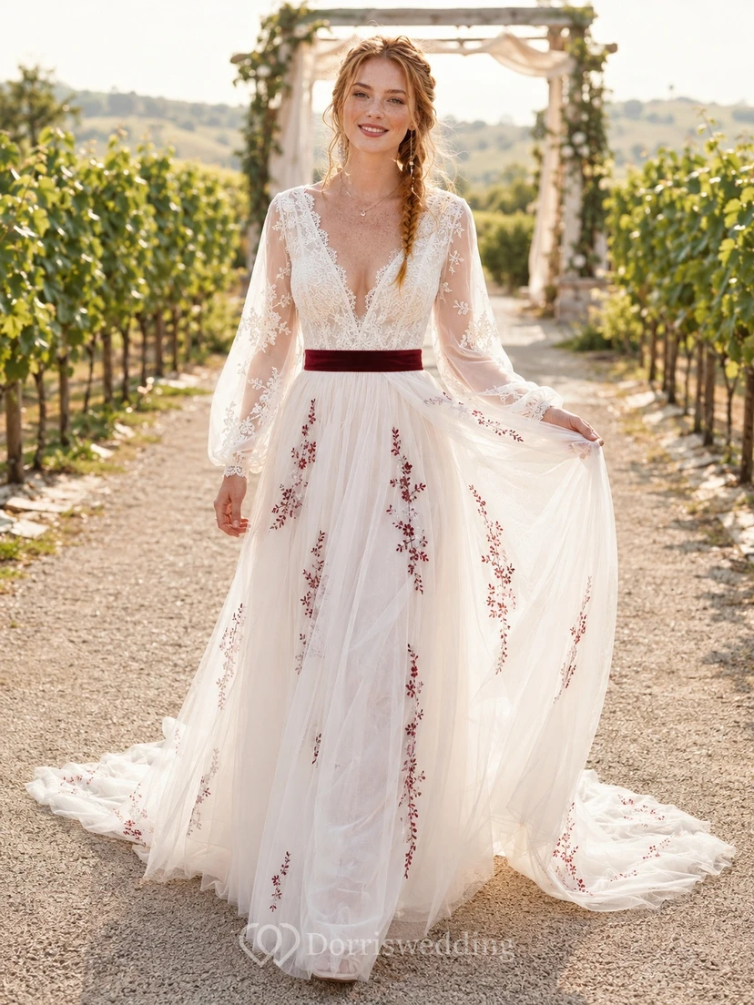 Burgunderrotes, langärmeliges, besticktes Chiffon-Brautkleid im Landhausstil mit V-Ausschnitt, A-Linie und Schleppe
