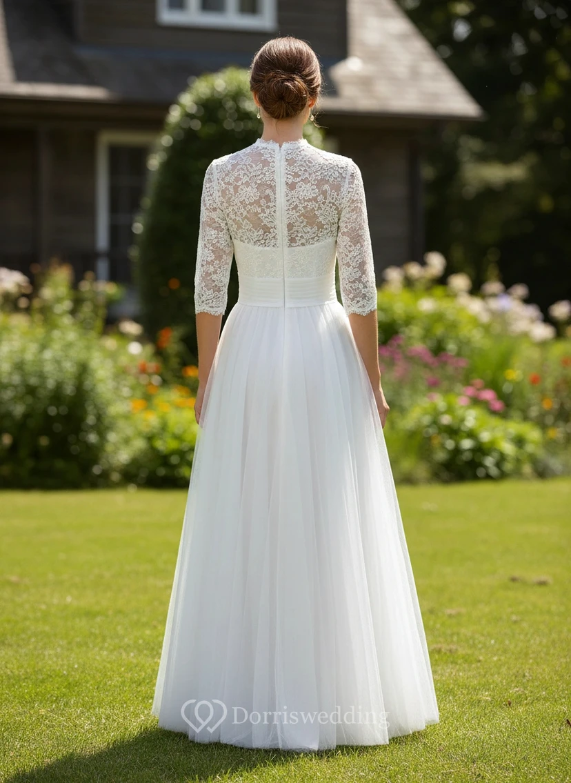 Vestido de novia conservador de tul con cuello alto view 2