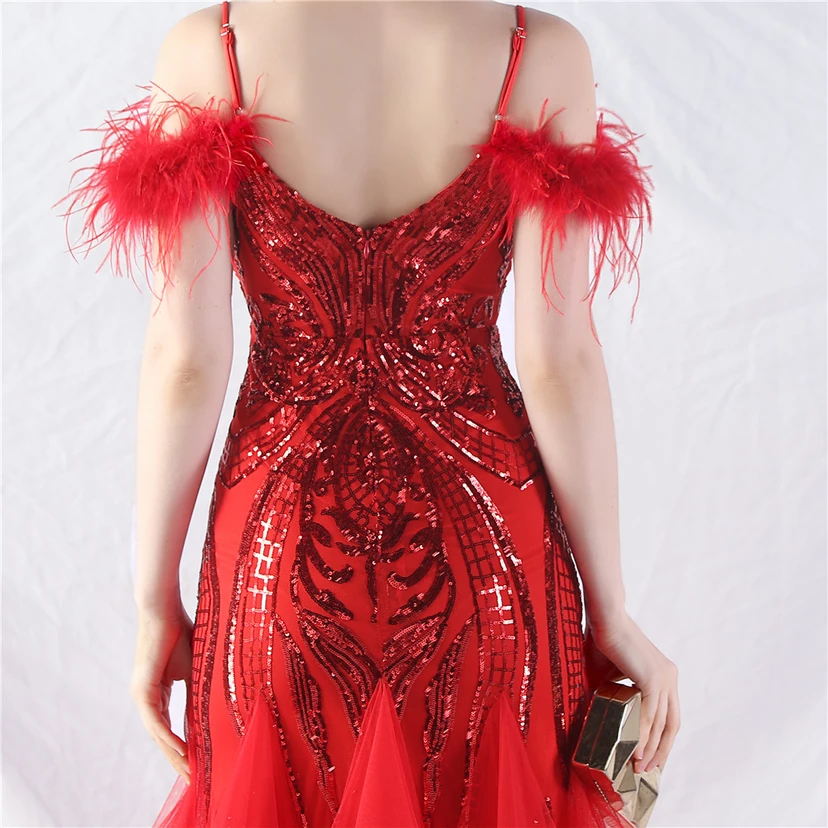 Robe de danse artisanale en filet rigide orné de plumes d'autruche, de perles et de fleurs, confectionnée en maille. view 7