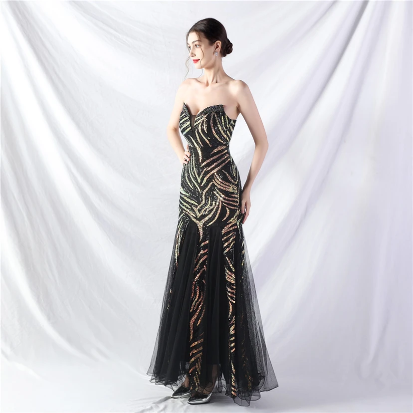Schwer gearbeitetes, perlenbesetztes Abendkleid aus Netzgewebe mit superdichter Paillettenbesatz view 75
