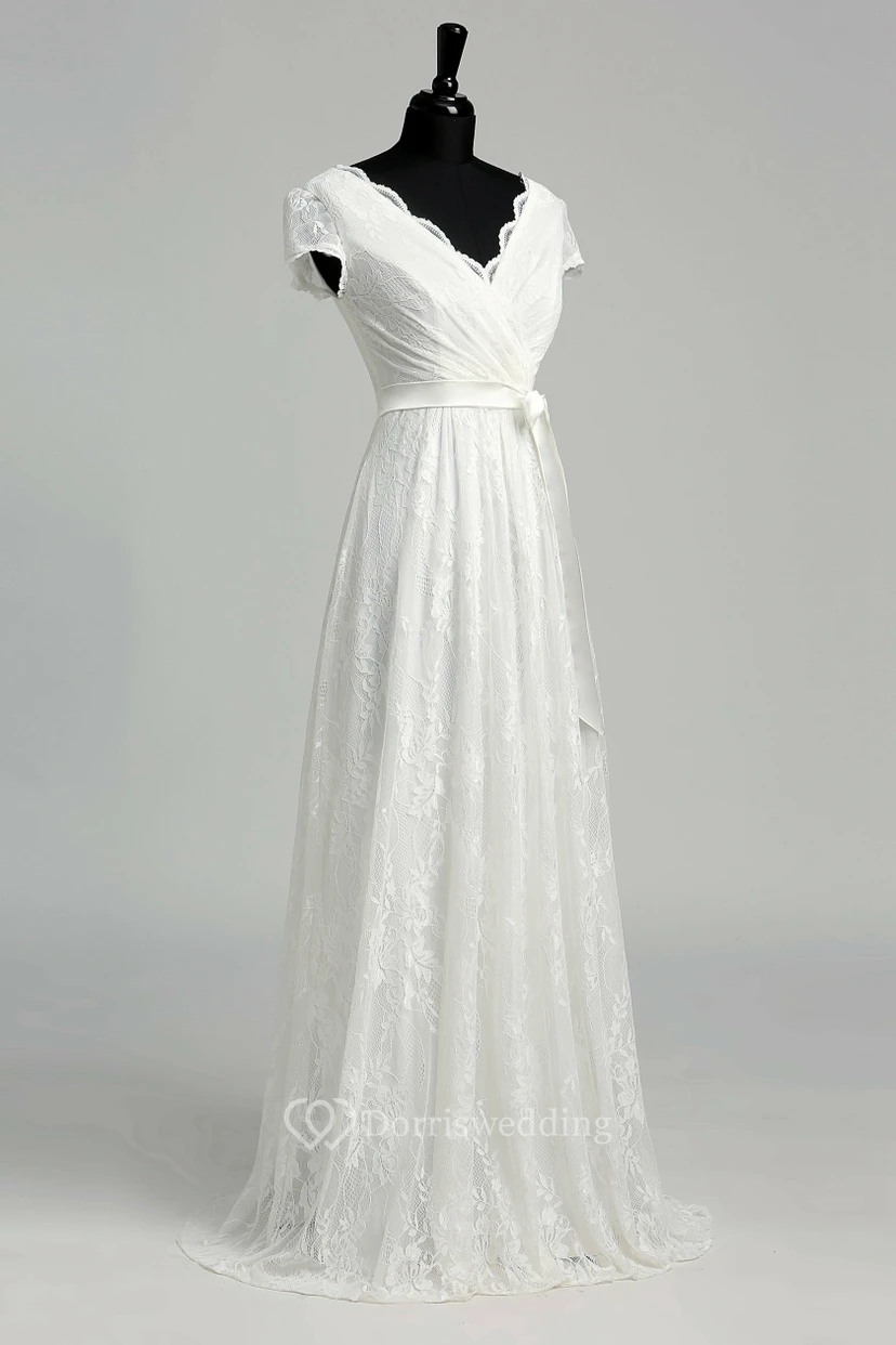 Robe de mariée en dentelle, coupe trapèze, décolleté en V festonné, manches courtes illusion, longueur au sol view 14