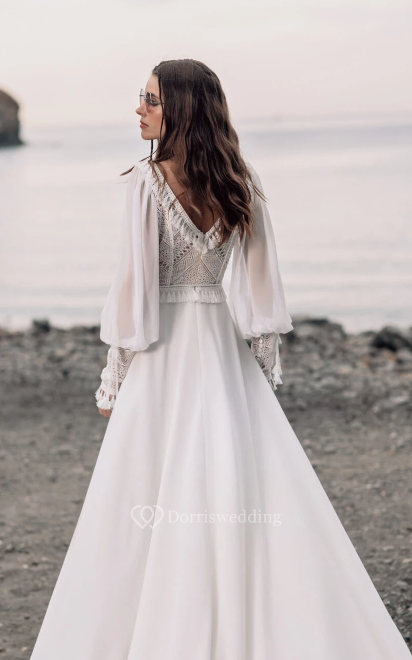 Robe de mariée bohème en mousseline à manches longues et décolleté plongeant, style empire, dos nu en V, style empire view 2