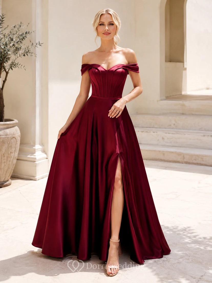 Burgunderfarbenes, schulterfreies, herzförmiges, plissiertes Ballkleid aus Satin mit Schleppe und Schlitz – perfekt für Abschlussfeiern