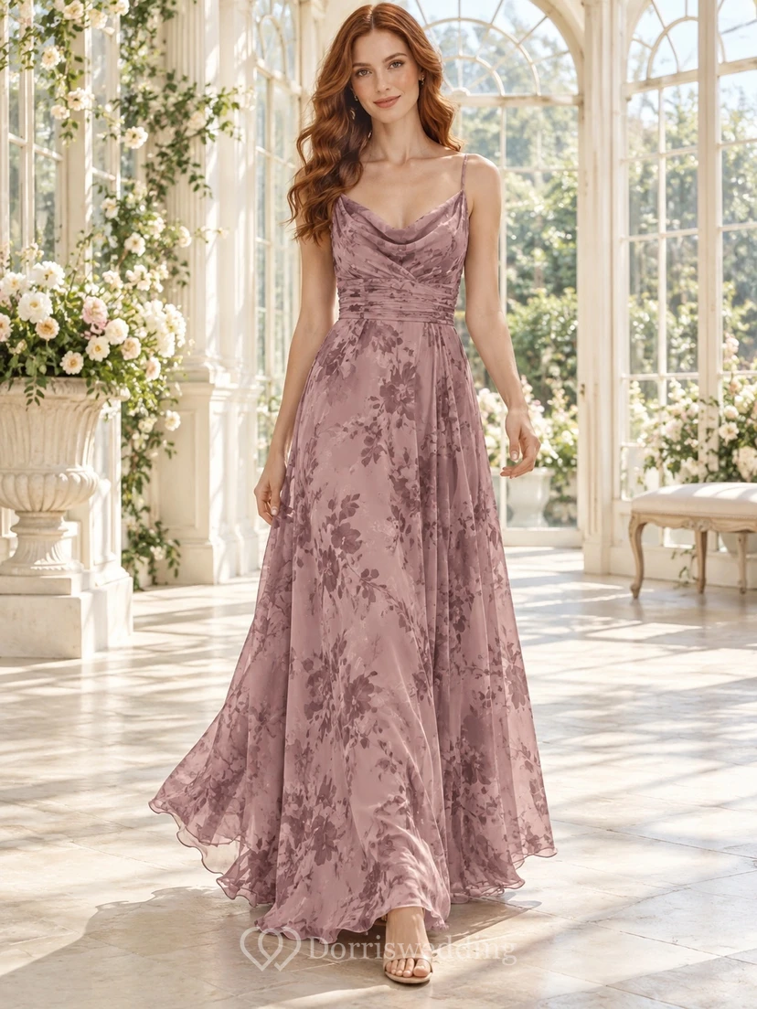 Vestido de dama de honor de satén color malva, sin mangas, con escote drapeado y corte en A, largo hasta el suelo.