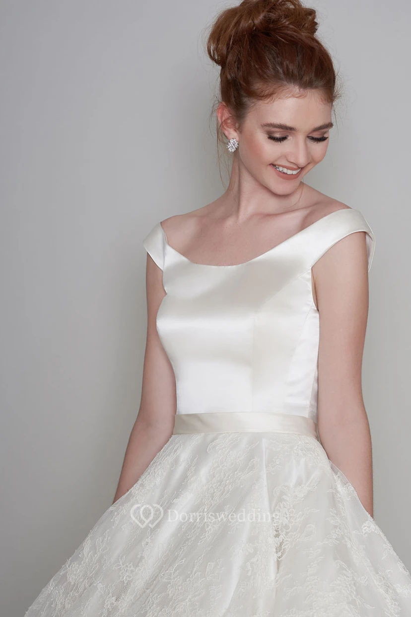 Schlichtes Brautkleid aus Satin und Spitze mit kurzen Ärmeln und Schleife in Teelänge view 3