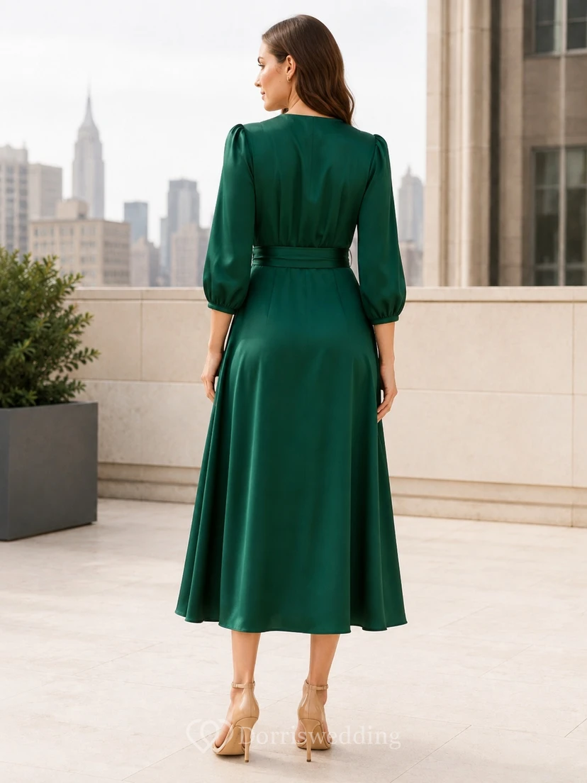 Vestido de cóctel de satén verde oscuro con escote en V cruzado, manga tres cuartos, corte en A y largo hasta la rodilla view 2