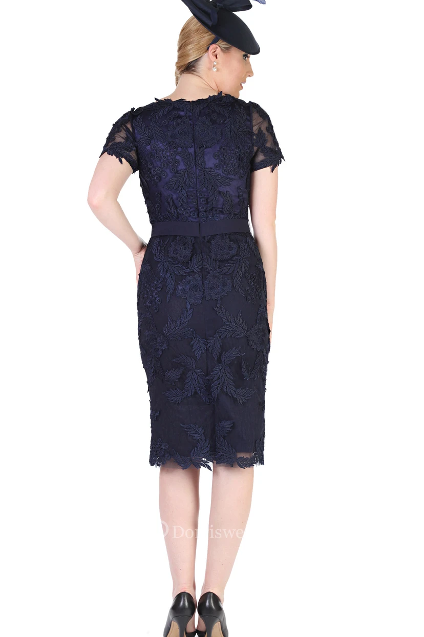 Bleistiftlanges, knielanges Kleid mit Rundhalsausschnitt, Applikationen an den T-Shirt-Ärmeln und Spitze – das perfekte Kleid für die Mutter der Braut view 2