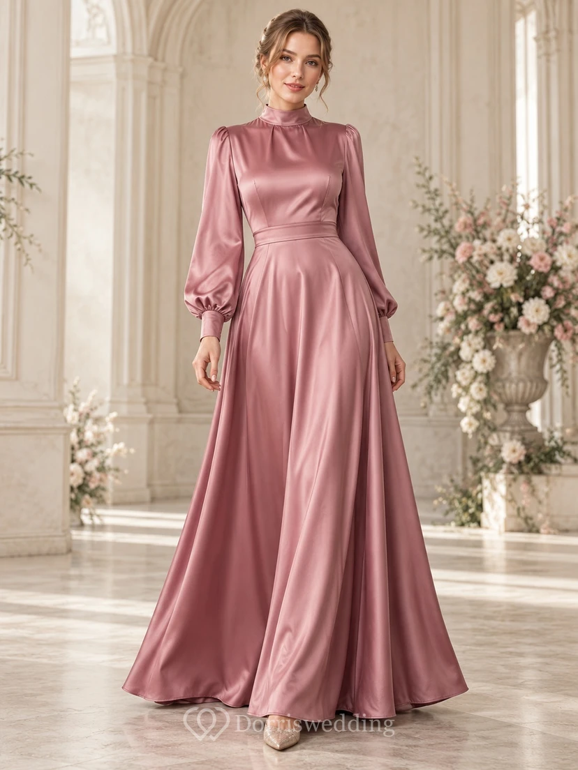 Robe de soirée en satin rose poudré à col montant et manches longues, d'une sobriété élégante.