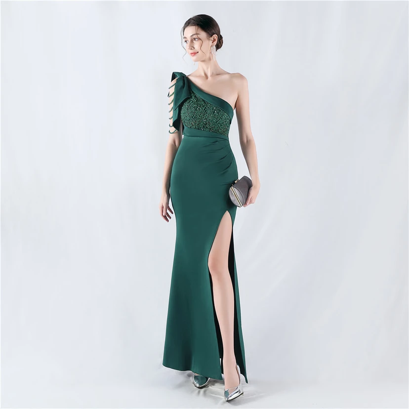 Vestido de noche de satén de alta gama con encaje de diamantes y diseño artesanal. view 15