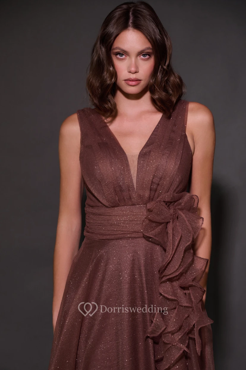 Vestido marrón sin mangas con escote en V y corte imperio fruncido view 5